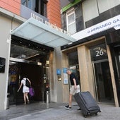 Turistas entrando a un hotel de Murcia en una imagen de archivo.