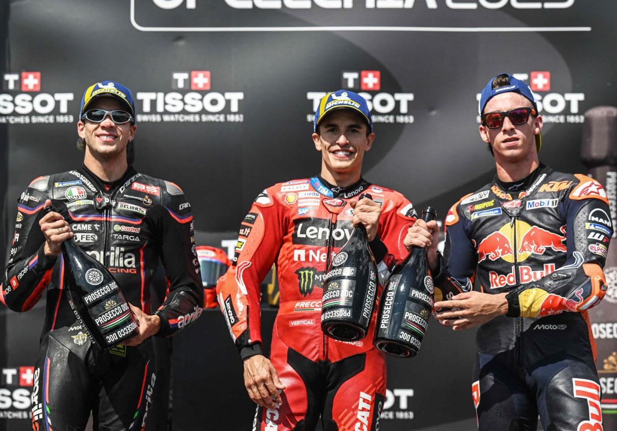 Marco Bezzecchi, Marc Márquez y Pedro Acosta, este domingo, en el podio en el circuito de Brno.