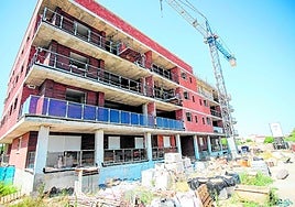Edificio de viviendas que está en construcción en uno de los márgenes de la avenida de Murcia, en Alcantarilla.