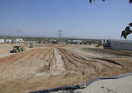 Las máquinas empiezan a aplanar el terreno de la calle Hidrógeno propiedad del Grupo Upper.