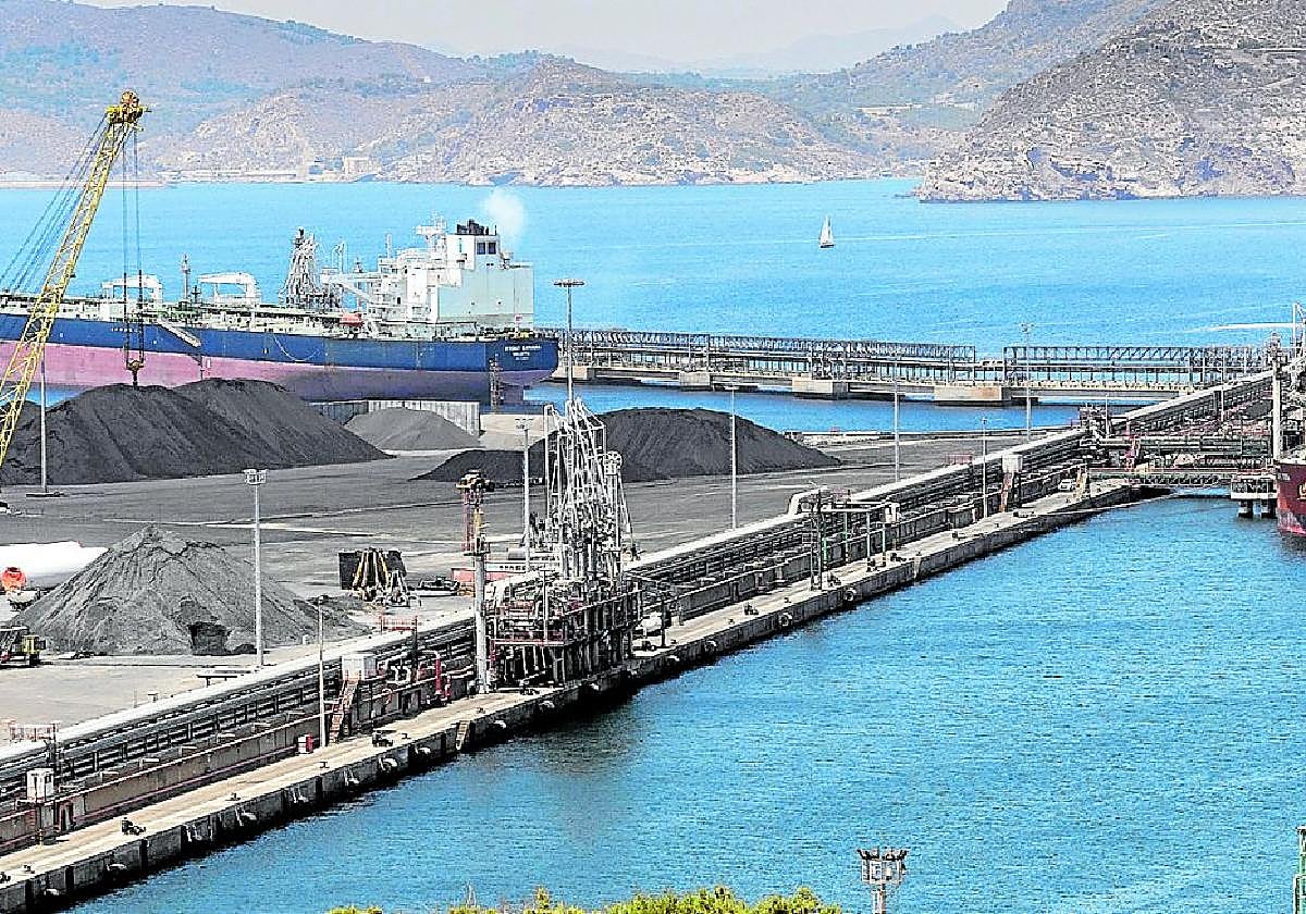 Buques atracados en el muelle polivalente de la dársena de Escombreras.