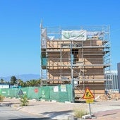 Torre del Corralazo, en plena reconstrucción; al fondo, el monasterio de los Jerónimos.