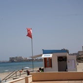 Un puesto de socorrismo mostraba este lunes la bandera roja que prohíbe el baño por el vertido.