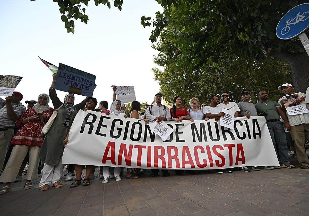 En imágenes, la protesta contra el racismo celebrada en Murcia