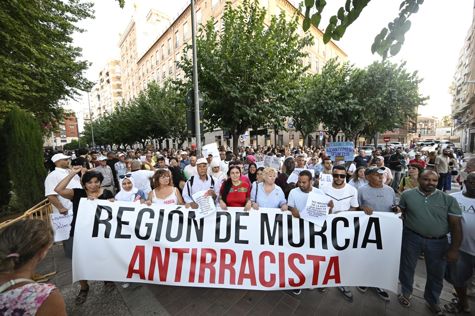En imágenes, la protesta contra el racismo celebrada en Murcia