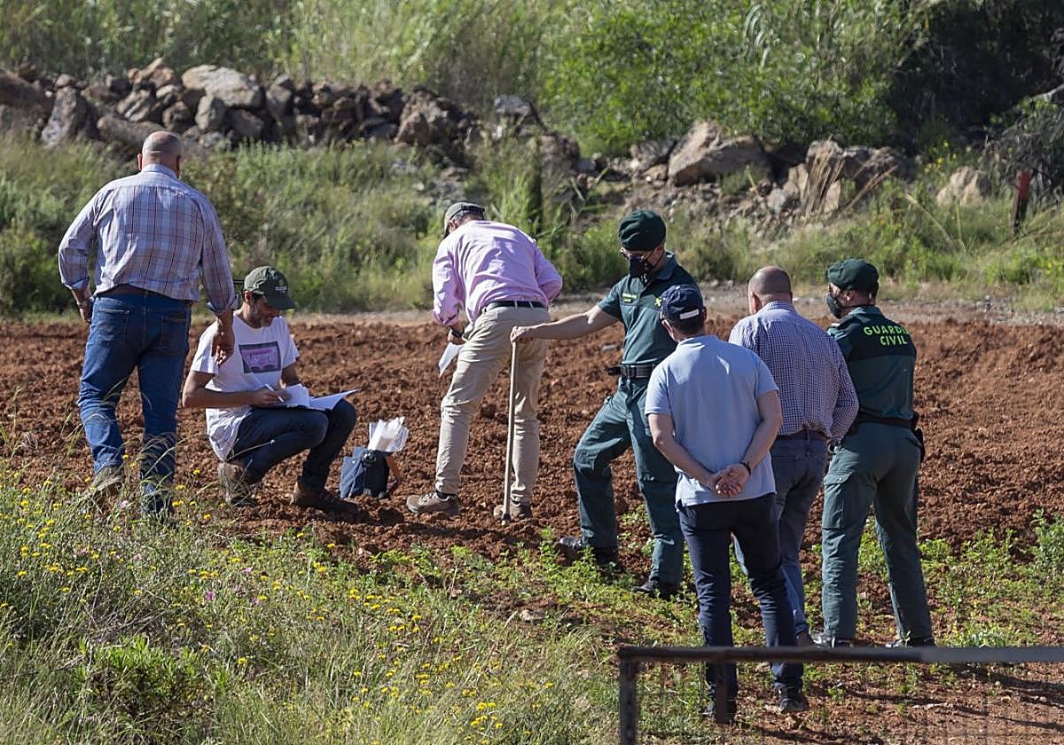 Toma de muestras en un bancal próximo a Los Blancos, con presencia del Seprona, en mayo de 2022.