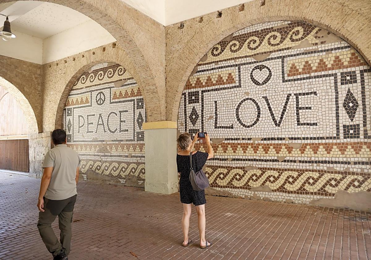 Una de las obras más recientes es el mural tipo mosaico, obra de Refreshik, situado sobre uno de los muros del Cuartel de Artillería, junto a la plaza Juan XXIII.