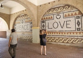 Una de las obras más recientes es el mural tipo mosaico, obra de Refreshik, situado sobre uno de los muros del Cuartel de Artillería, junto a la plaza Juan XXIII.