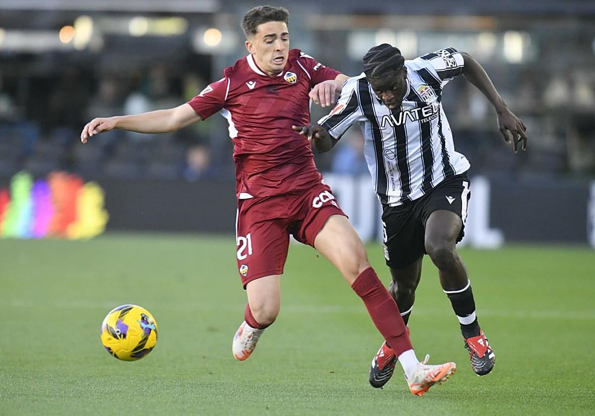 Asanne Ndiaye intenta dejar atrás a Cala, en el Cartagena-Castellón de la pasada temporada.