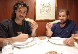 El 'tiktoker' Peldanyos (i) durante una visita a Murcia en la que degustó platos típicos de la Región. Yogures comercializados como saludables en un líneal.