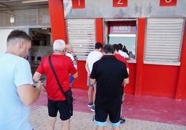Aficionados en las taquillas.