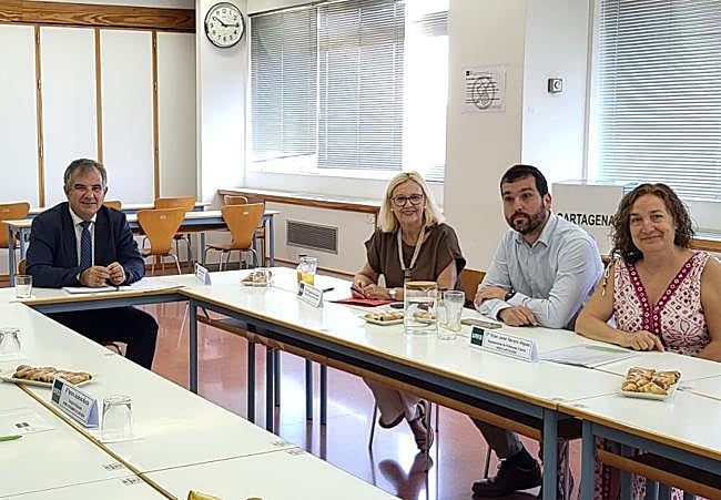 El Consejo Rector de la UNED de Cartagena, reunido ayer con Juan María Vázquez (c).