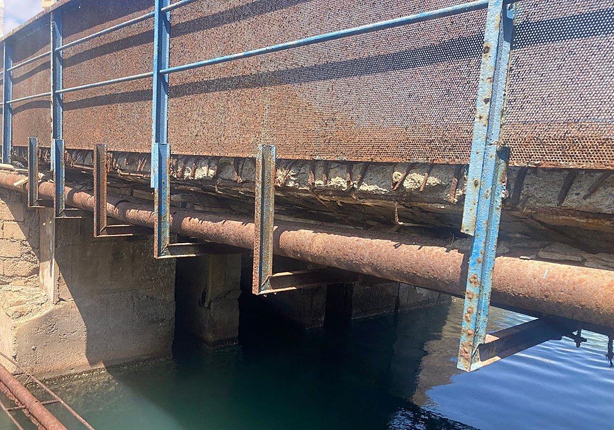 -Desperfectos en el puente de Puerto Bello.