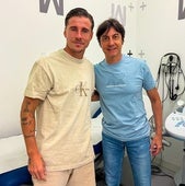 Dani Aquino junto al médico del equipo, Paco Martínez.