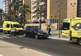 Servicios de Emergencias atendiendo a los heridos en el puerto Tomás Maestre.