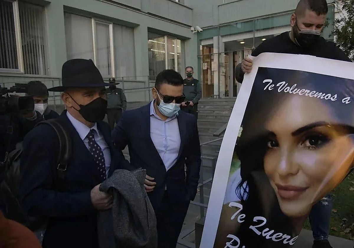 El cirujano (c) y uno de sus abogados, Mariano Bó, (i), junto al hermano de Sara en su comparecencia en el juzgado.