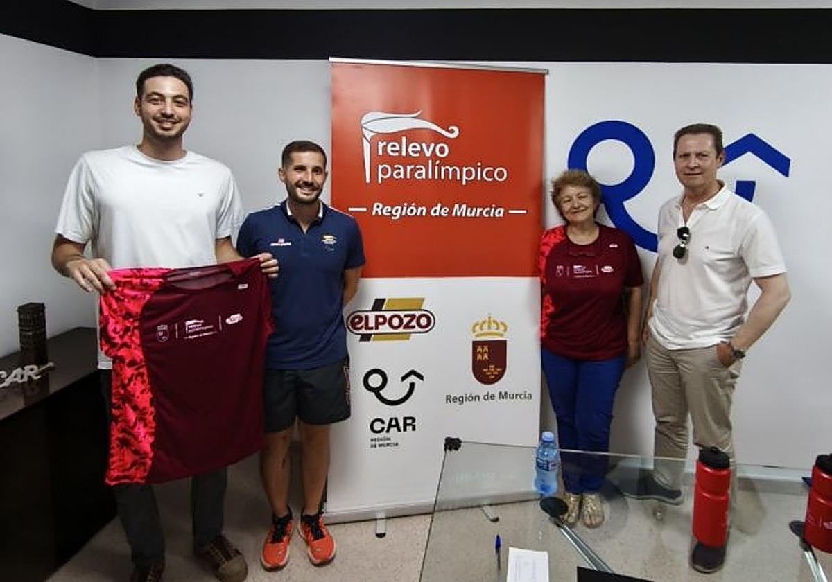 De izquierda a derecha: Dr. Cascales, D. Francisco Guillén, Dra. Hernández y Dr. Pérez el día de la reunión del acuerdo.