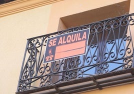Un cartel de 'Se alquila' en un balcón, en un imagen de archivo.