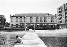 Los Alcázares. Vista exterior de la fachada del Hotel Balneario La Encarnación, desde la pasarela de madera (c. 1988).