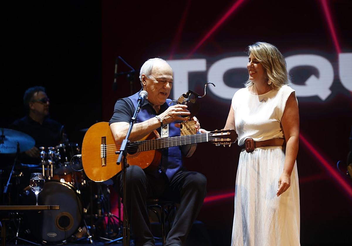 Toquinho recibió ayer, de manos de la alcaldesa de Cartagena, Noelia Arroyo, el premio La Mar de Músicas.