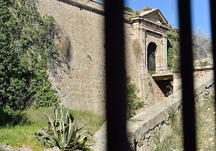 Puerta principal de acceso al castillo de Galeras.