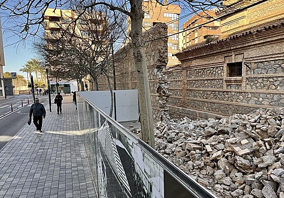 Momento de la paralización del derribo del muro de la Cárcel Vieja el pasado febrero.