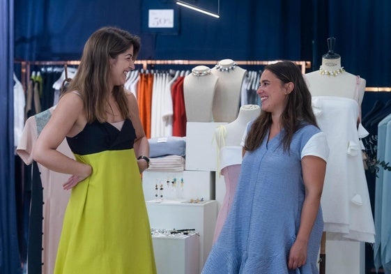 Valle García Morán y Leonor Rodríguez Pando posan en su tienda y taller de Murcia, en la calle Platería, 38, donde hablan con LA VERDAD.