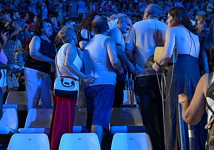 Público retirándose del estadio Enrique Roca tras la suspensión del concierto de Il Divo.
