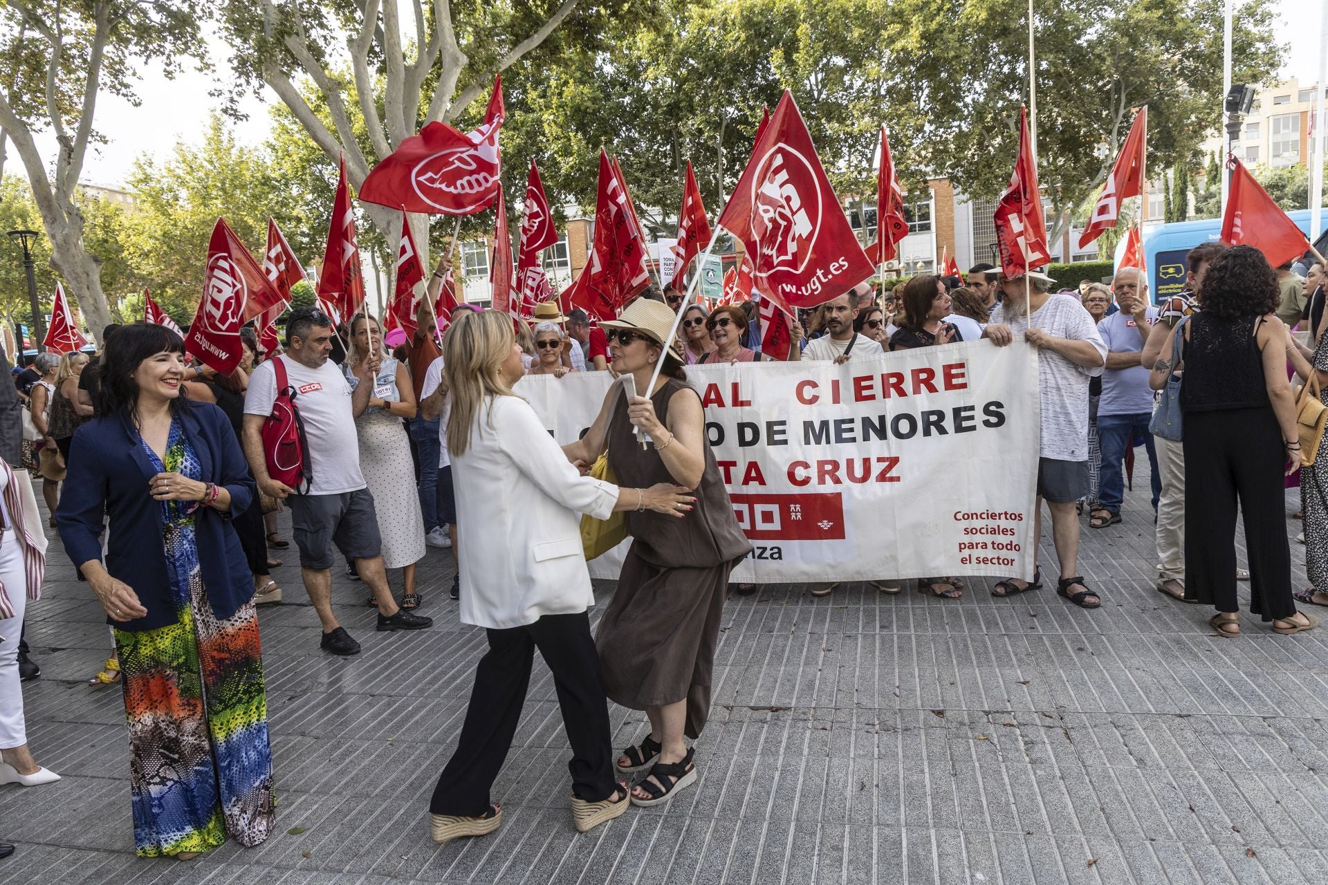 La concentración contra los Presupuestos a las puertas de la Asamblea Regional, en imágenes