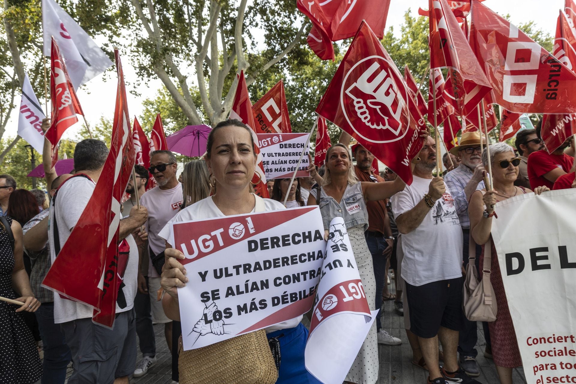 La concentración contra los Presupuestos a las puertas de la Asamblea Regional, en imágenes