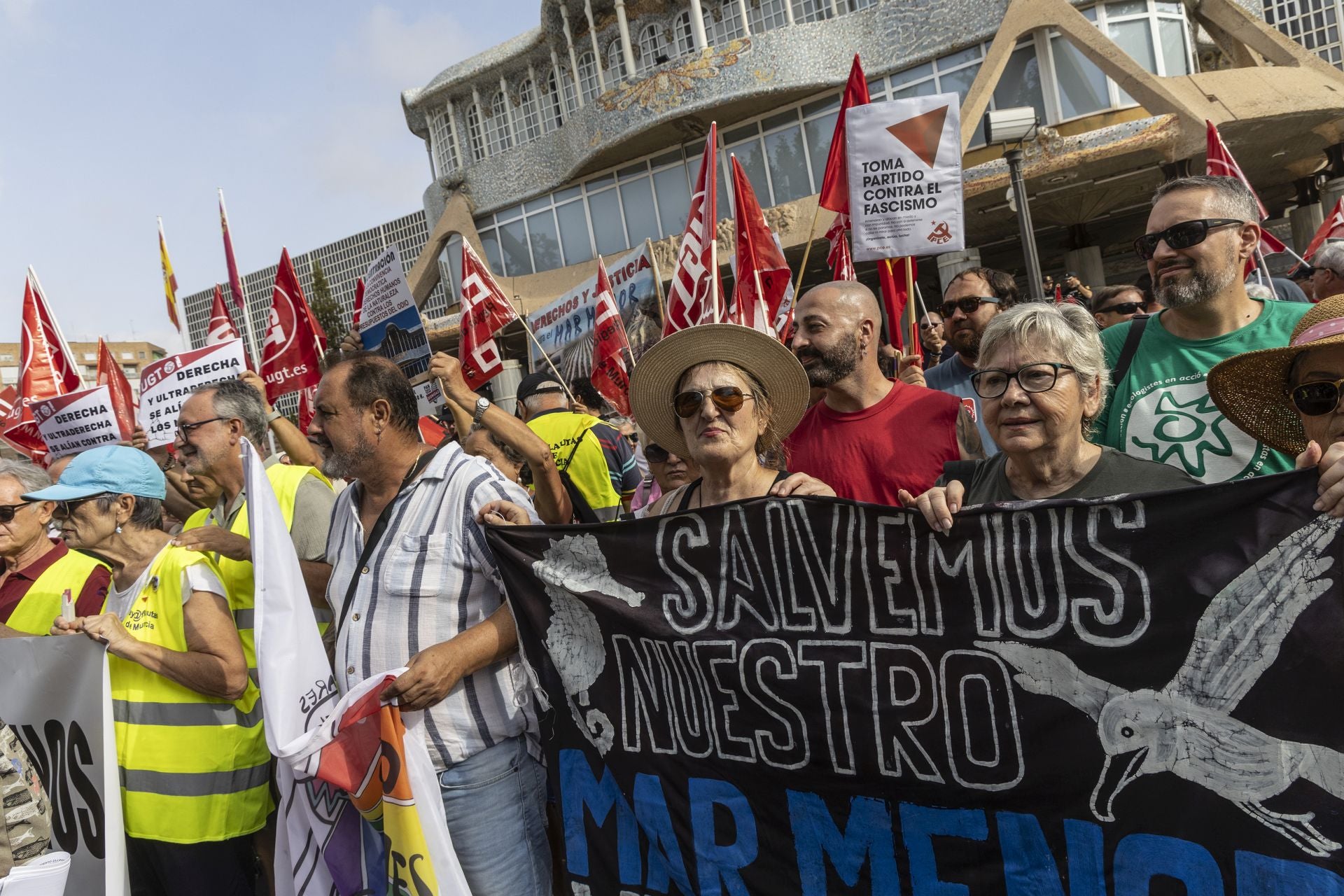 La concentración contra los Presupuestos a las puertas de la Asamblea Regional, en imágenes