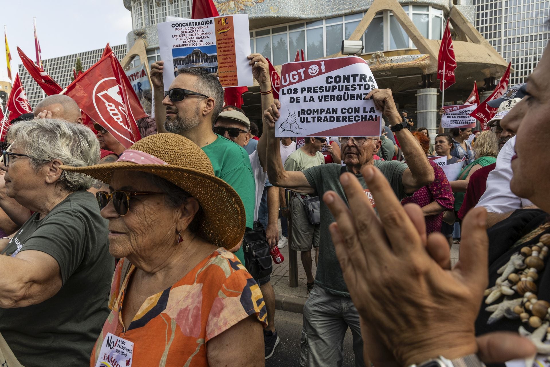 La concentración contra los Presupuestos a las puertas de la Asamblea Regional, en imágenes