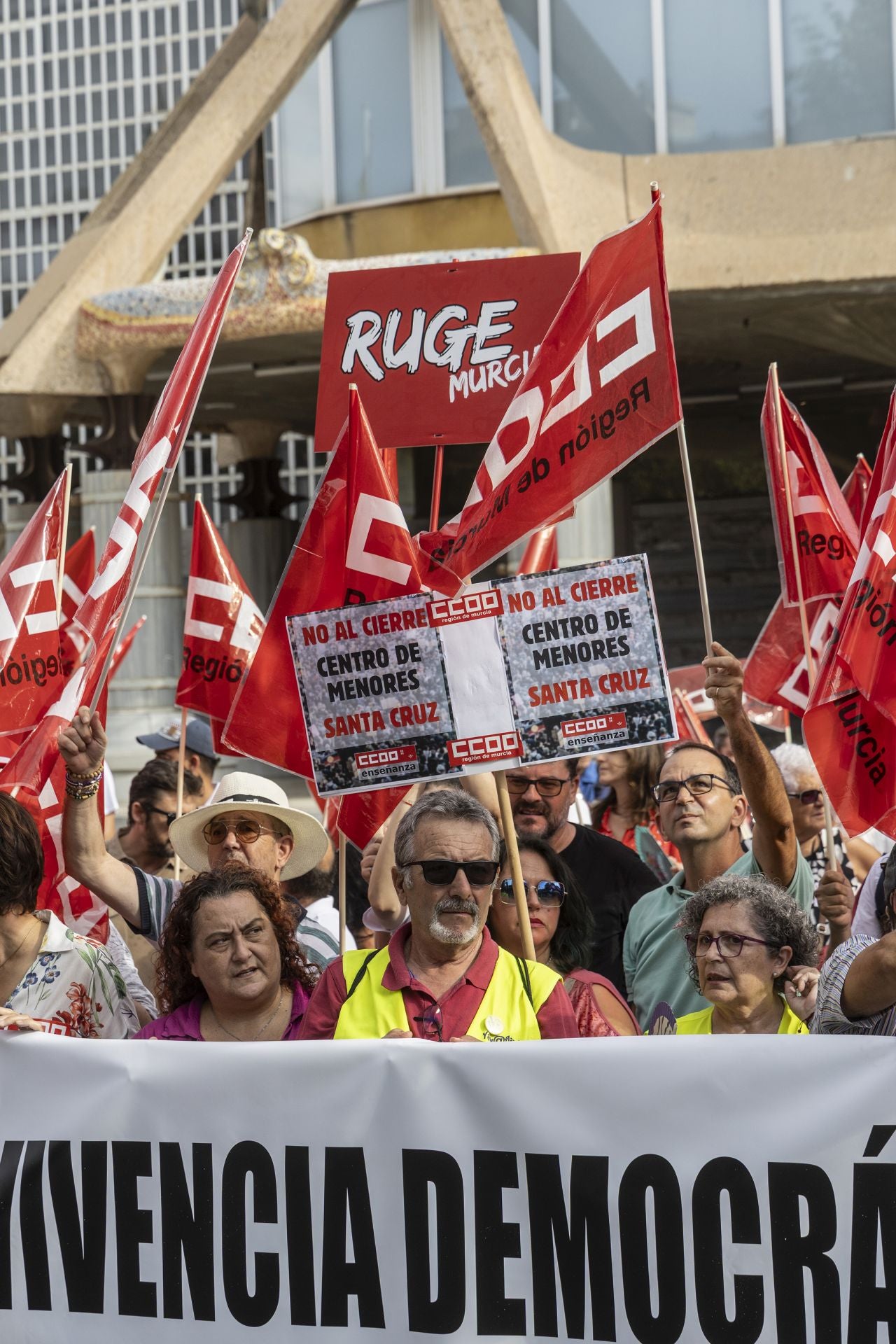 La concentración contra los Presupuestos a las puertas de la Asamblea Regional, en imágenes