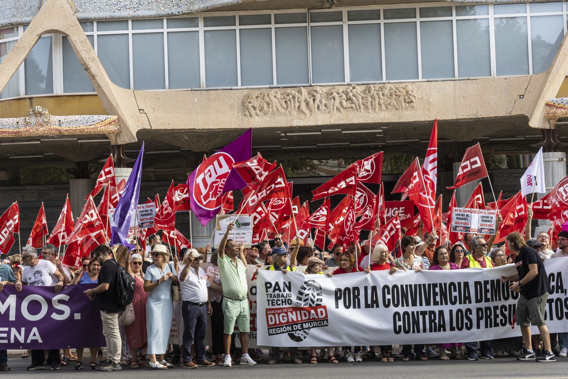 La concentración contra los Presupuestos a las puertas de la Asamblea Regional, en imágenes