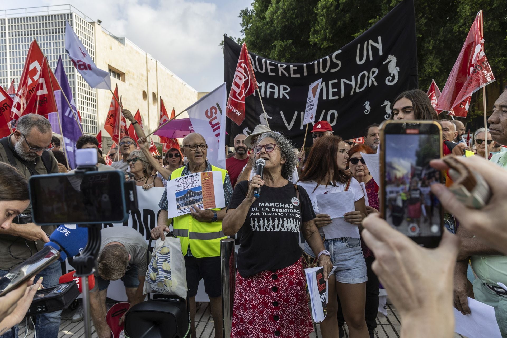 La concentración contra los Presupuestos a las puertas de la Asamblea Regional, en imágenes