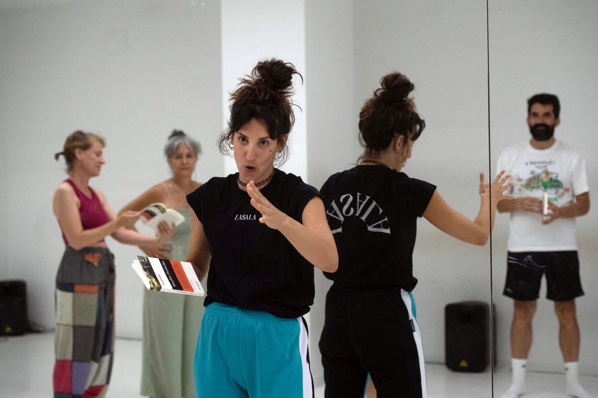 En imágenes, el club de lectura bailado de Libros Traperos y LASALA