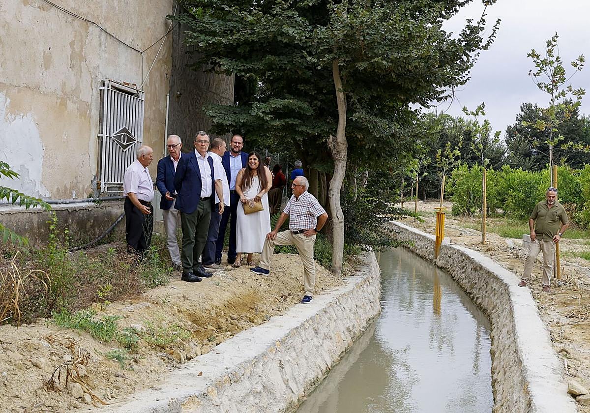 La comitiva del Ayuntamiento, encabezada por el alcalde, visita las obras de la acequía Benetúcer.