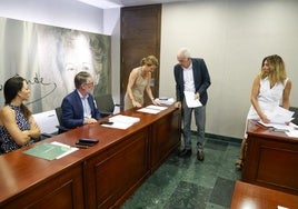 Mesa de la Comisión de Economía, Hacienda y Presupuesto de la Asamblea, ayer.