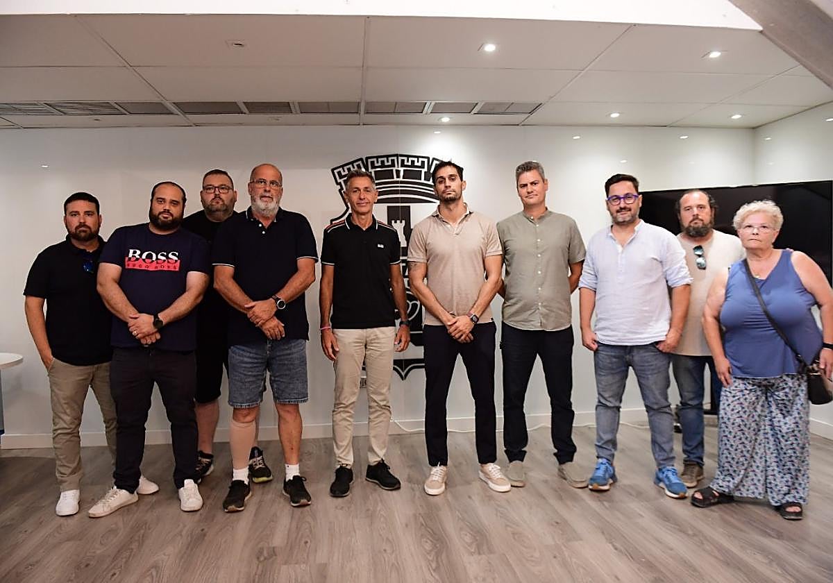 Miembros de la Federación de Peñas junto a Arribas, Belmonte y Alonso, en la reunión de ayer.