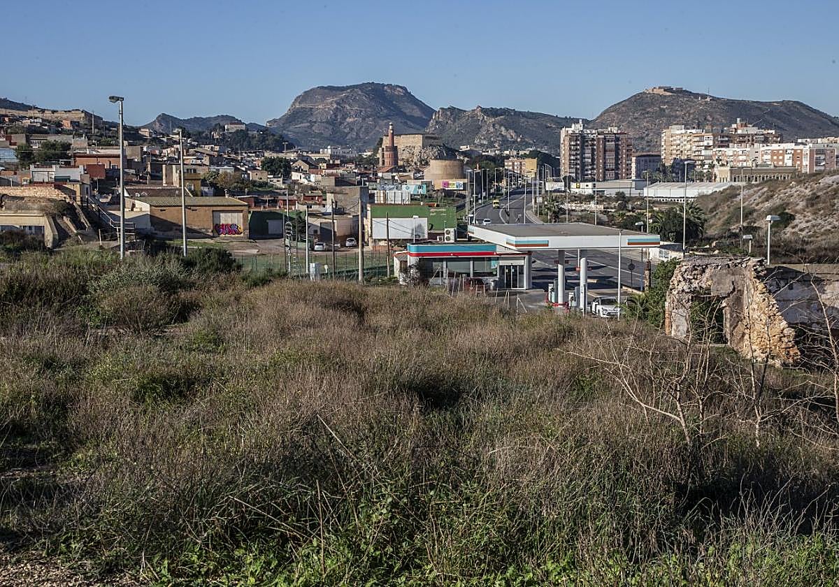 Terrenos donde el Ayuntamiento quiere levantar viviendas, junto a la carretera de La Unión.