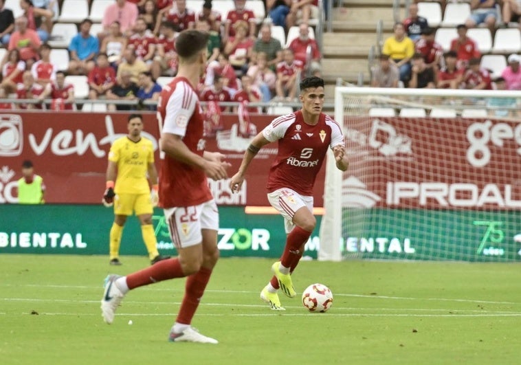 El Real Murcia, a por el mediocentro ideal que sustituya a Yriarte