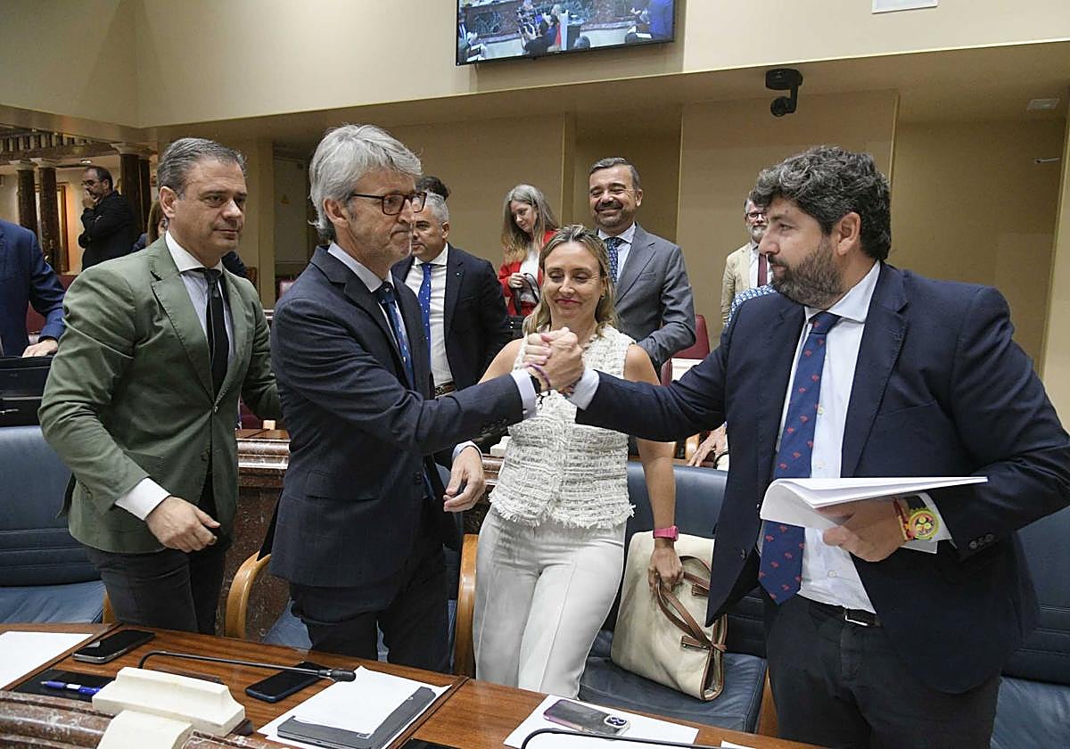 El consejero de Economía, Luis Alberto Marín, y Fernando López Miras, este miércoles en la Asamblea.