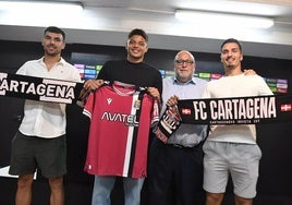 Un momento de la presentación de los jugadores junto a Manuel Sánchez Breis.
