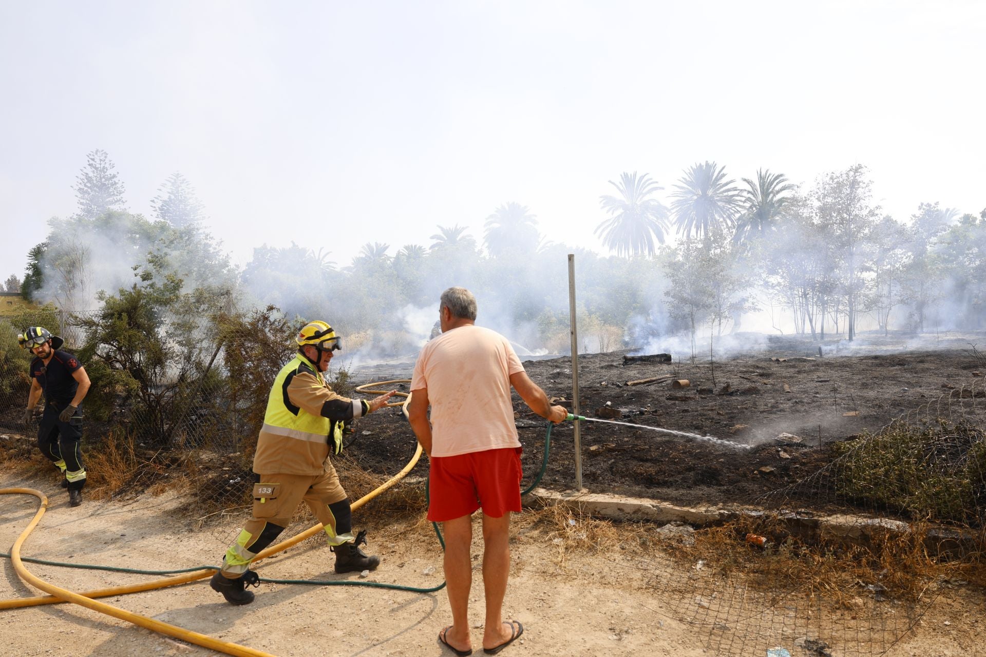 Las imágenes el incendio en un solar de Cabezo de Torres