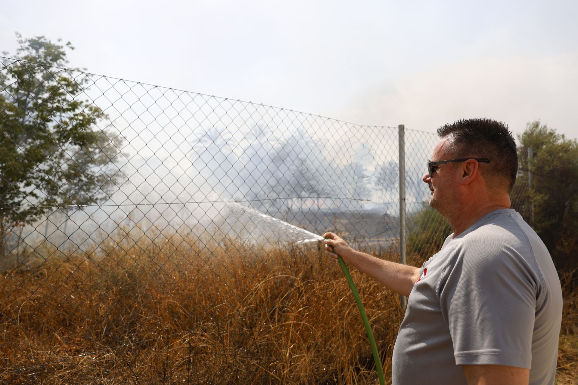Las imágenes el incendio en un solar de Cabezo de Torres