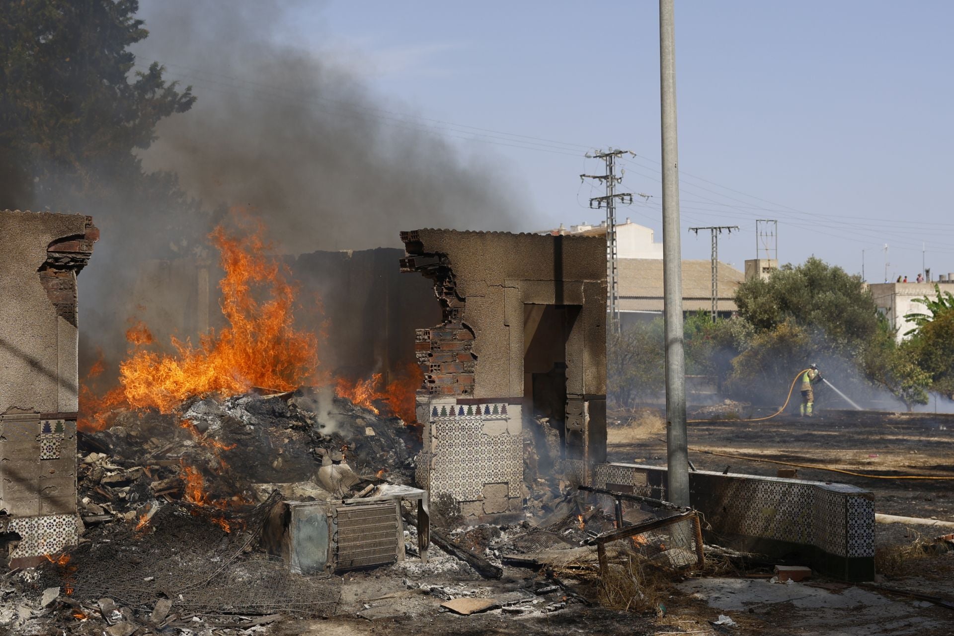 Las imágenes el incendio en un solar de Cabezo de Torres