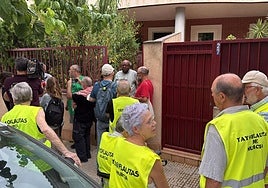 Concentración en apoyo a Donato Ndongo, a las puertas de la vivienda.