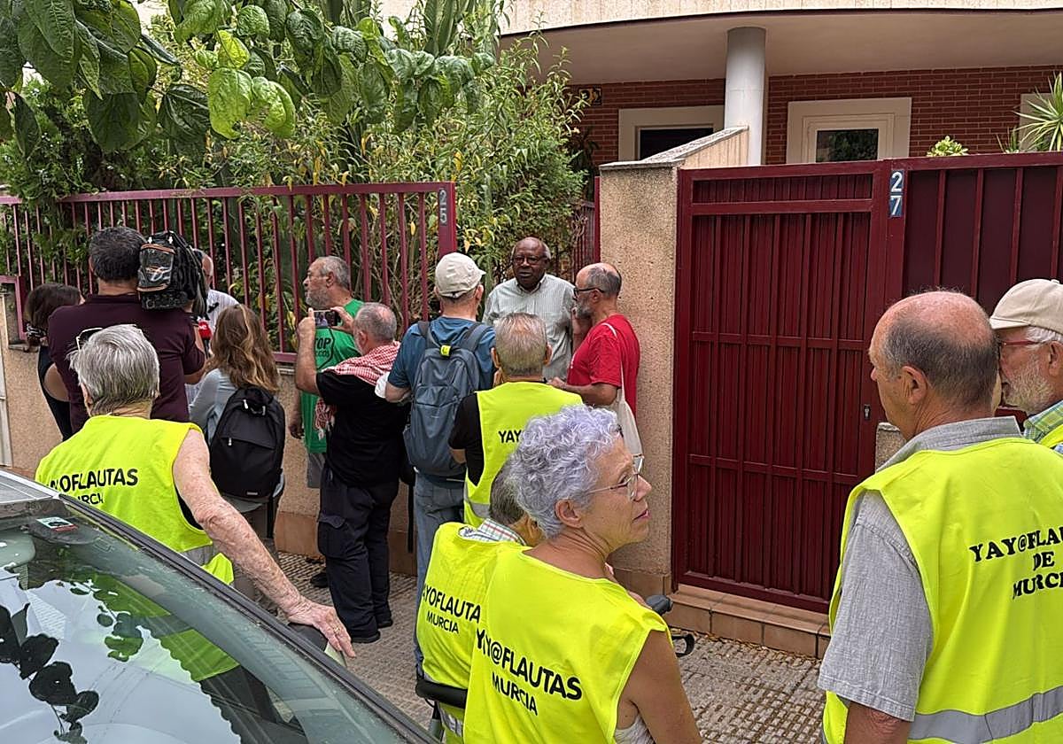 Concentración en apoyo a Donato Ndongo, a las puertas de la vivienda.