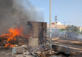El fuego devora parte de un cuarto de aperos en una parcela próxima a viviendas.