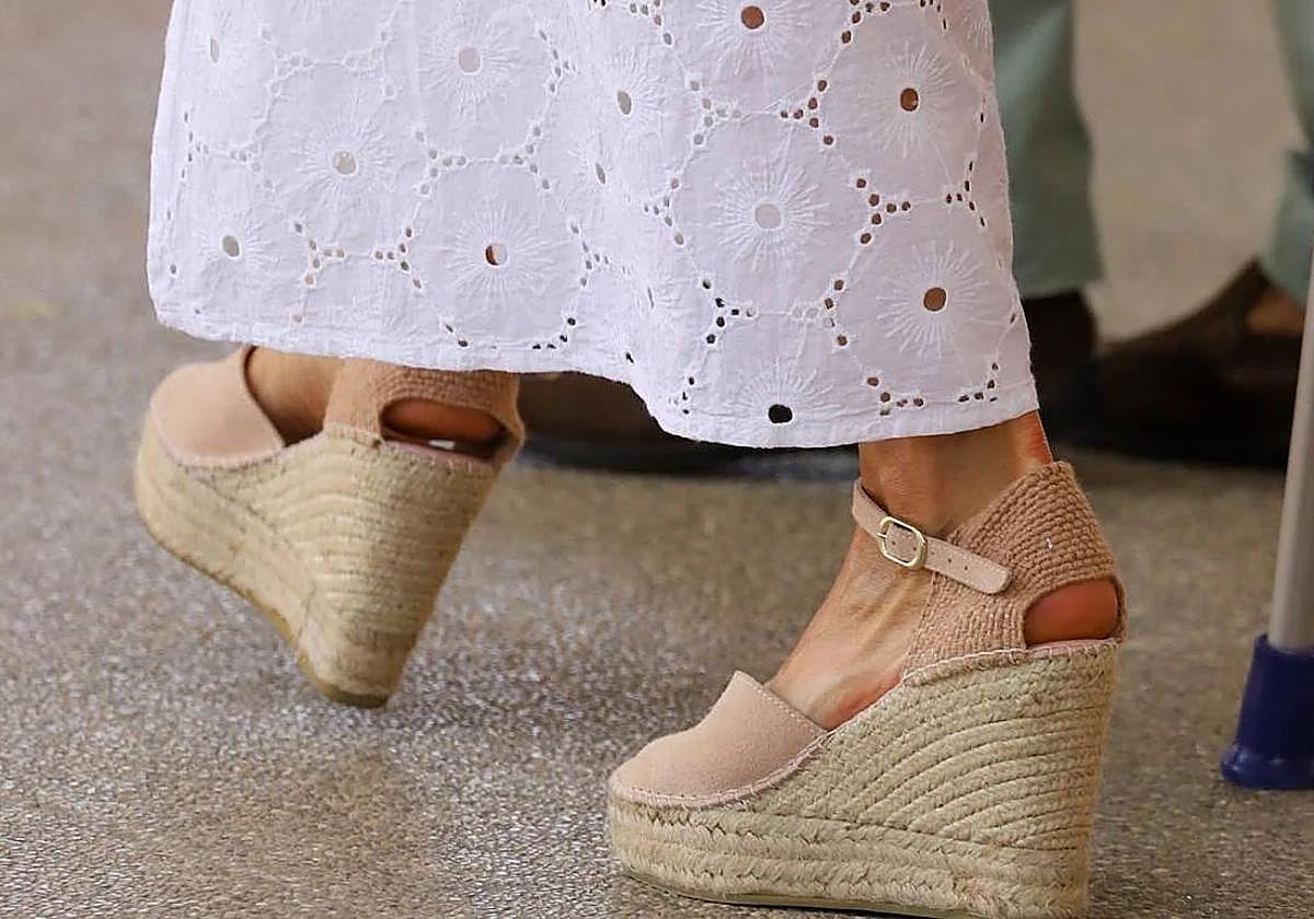 Así puedes estrenar sandalias sin dolor: solo necesitas un objeto que tienes en casa.